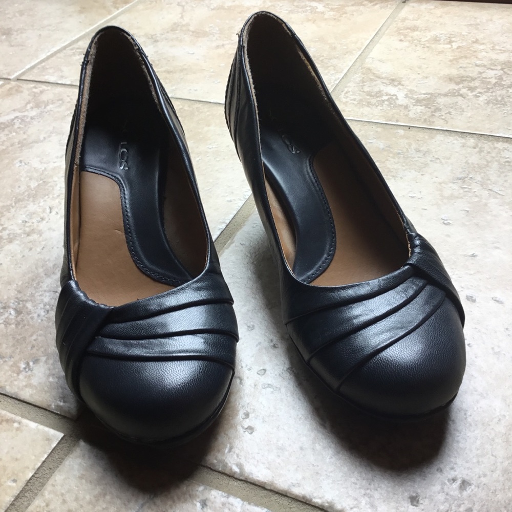 Navy blue leather pumps